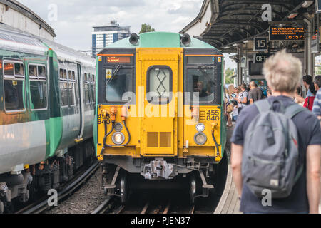 London, England - Juli 2018: London Overground Zug anreisen auf der Plattform Stockfoto