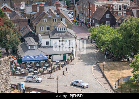 Rochester, England - Juli 2018: Blick auf die Cafés, Wohnungen und Häuser in der Altstadt, wie die hohe Türme der Ruinen aus dem 12. Jahrhundert gesehen castl Stockfoto