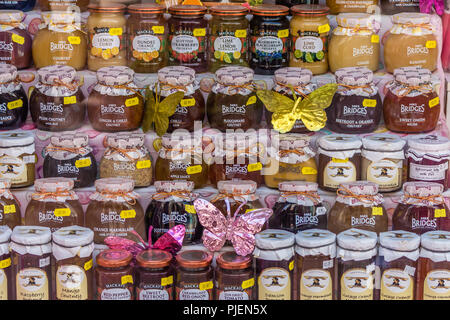 Rochester, England - Juli 2018: Gläser Marmelade, confitures, Marmelade und andere Konserven zum Verkauf auf einem Bauernmarkt in Richmond, Großbritannien Stockfoto