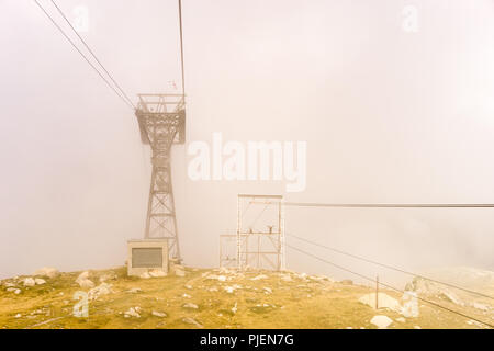 Um Seilbahn zum Aussichtspunkt am Gipfel des Mont Blanc Berg Szene, höchster Gipfel Europas, in Chamoix Mont-Blanc Stadt mit viel Nebel. Stockfoto