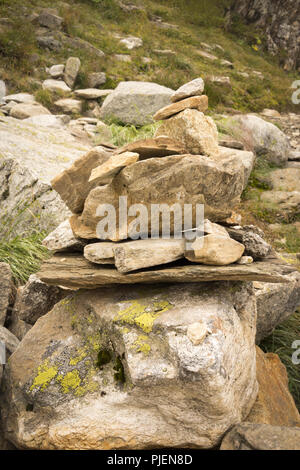 Ein paar Steine in einer Stabilität formation angeordnet Stockfoto