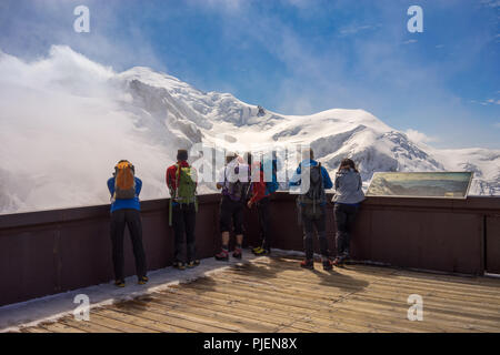 Die Aussichtsplattform auf der Aiguille du Midi-Berg in Chamonix, Frankreich mit Touristen Stockfoto