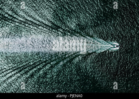 Yacht auf dem Bodensee von oben gesehen. Stockfoto