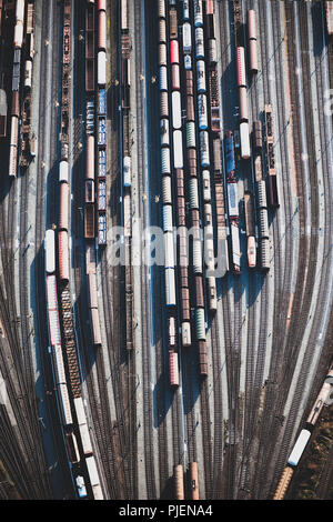 Ein Rangierbahnhof mit vielen Tracks von oben gesehen.