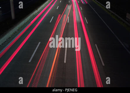 Verkehr in der Nacht: Leichte Wanderwege auf der Autobahn - lange Belichtung - Zusammenfassung Hintergrund Stockfoto