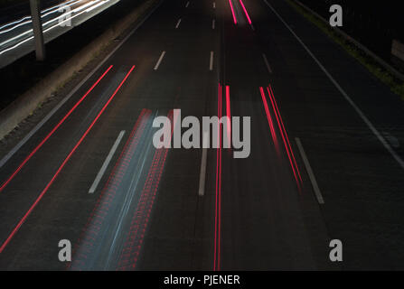 Verkehr in der Nacht: Leichte Wanderwege auf der Autobahn - lange Belichtung - Zusammenfassung Hintergrund Stockfoto