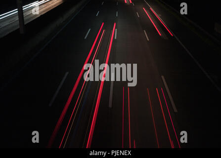 Drei rote Schlussleuchten auf dem Freeway - Light Trails - Langzeitbelichtung Stockfoto