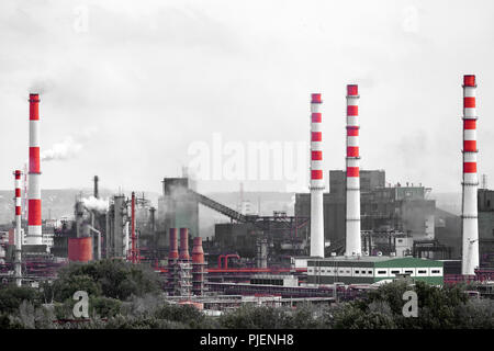 Die Landschaft von einer großen Industriestadt mit Fabriken und hohe Kräne, aus denen heraus mit riesigen Rauch. Verschmutzung der Umwelt durch Plan Stockfoto