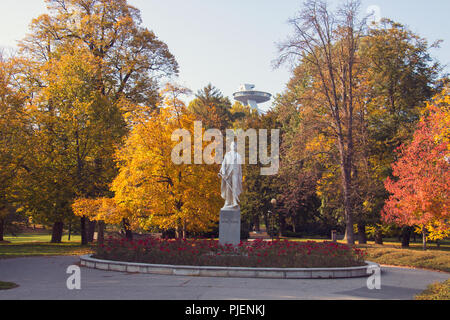 Die Janko Kral City Park in Bratislava, Blätter im Herbst auf der riesigen Bäume und Statue des Dichters in der Mitte Stockfoto