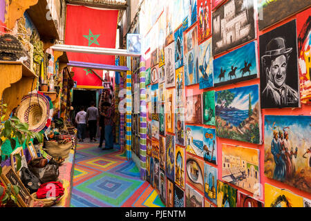 Fez, Marokko - November 12, 2017: Bunte Gasse mit Verkauf von Gemälden und Souvenirs Stockfoto