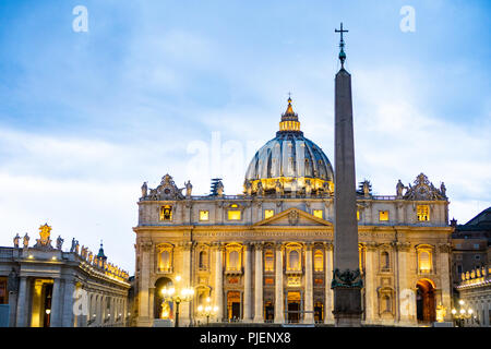 Saint Peter Basilika und Ägyptische Obelisk in Rom während der blauen Stunde Stockfoto