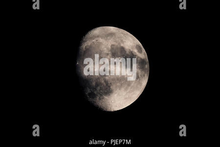 Mond in der Waxing Gibbous Phase in den Nachthimmel am 30. November 2017, von Großbritannien. Stockfoto