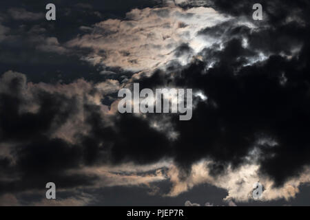 Mond verdeckt von Wolken an einem bewölkten Nacht. Wolke Mond verdunkelt. Stockfoto