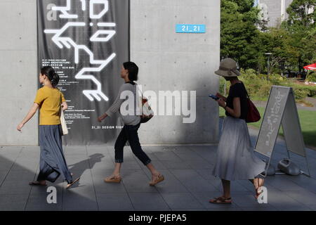 Besucher nähern sich einem Eingang zum von Tadao Ando entworfenen Kunstmuseum 21 21 Design Sight Roppongi in Tokyo Midtown. (August 2018) Stockfoto