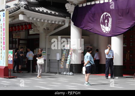 Vor Ginza's Kabuki-za Kabuki Theater, wo ein Arbeitnehmer nutzt einen Lautsprecher, um die Details der Matinee geben. (August 2018) Stockfoto