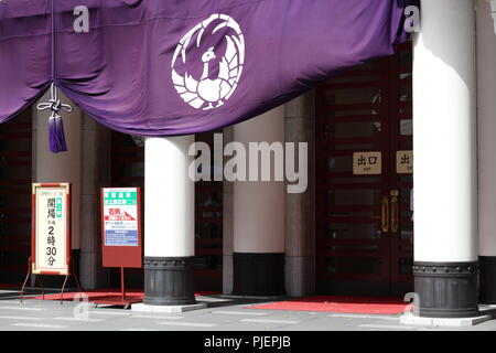 Ansicht der Vorderseite von Ginza's Kabuki-za Kabuki Theater mit einem Vorhang mit Phoenix Motiv des Theaters. (August 2018) Stockfoto