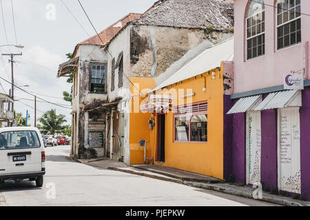 Traditionelle bunte Häuser auf einer Straße in St Francis Bay, Barbados. Stockfoto