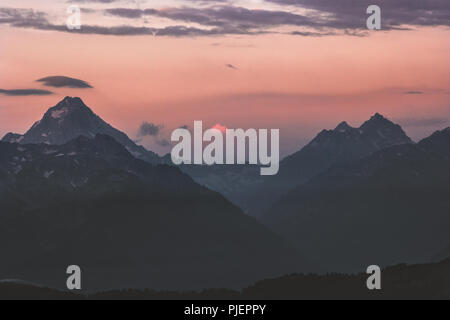 Sonnenuntergang Berge Gipfel und Wolken Landschaft reisen in die wilde Natur, malerische Luftaufnahme Stockfoto