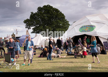 Newport, Wales - 23 Aug 16: Masse genießen Nachmittag Sonnenschein, ein Pint & Musik von schwimmenden Lotus Stadium am 16. August 2015 Im Green Gathering Festival Stockfoto