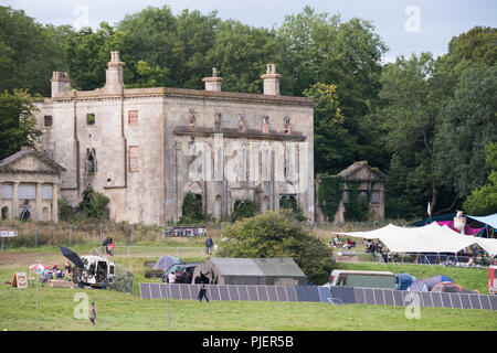 Newport, Wales - 23 Aug 16: eine Bank von solar panel Power die Hauptbühne liegt vor Piercefield House am 16. August 2015 Im Green Gathering Festival Stockfoto