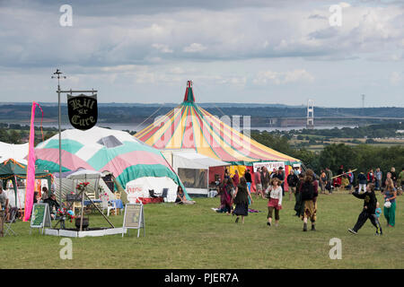 Newport, Wales - 23 Aug 16: Töten oder Heilen und Avalon Rising Markisen mit Blick auf den Severn Bridge am 16. August 2015 Im Green Gathering Festival Stockfoto