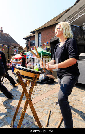 Englisch Gruppe, kaukasische Frauen von Kensei Taiko, die traditionelle japanische Trommeln im Sandwich Marktplatz während der jährlichen Folk und Ale-Festival. Stockfoto