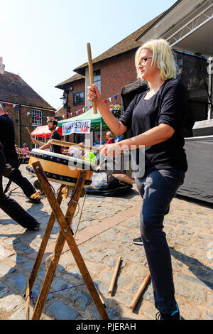 Englisch Gruppe, kaukasische Frauen von Kensei Taiko, die traditionelle japanische Trommeln im Sandwich Marktplatz während der jährlichen Folk und Ale-Festival. Stockfoto