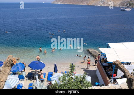 Griechenland, auf die Insel Symi. In der Hitze des August urlauber Abkühlen an der Ägäis. Stockfoto