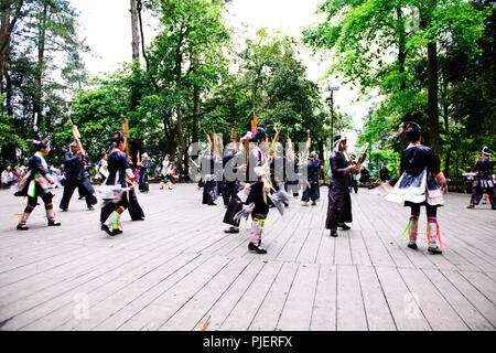 Basha Miao Dorf, letzte Schütze Zeremonie Tänzer, kostümierte Miao Völker, alten Musketen, Guizhou, VR China, Volksrepublik China, China Stockfoto
