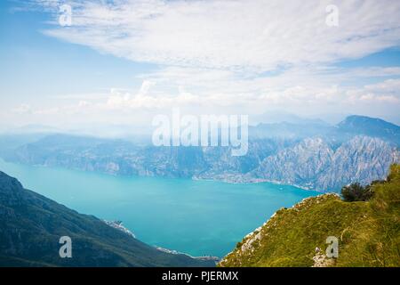 Schöne Aussicht auf den Gardasee von Monte Baldo Stockfoto