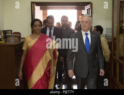 Neu Delhi, Indien, Indien. 5. Sep 2018. Verteidigungsminister James N. Mattis, trifft sich mit dem indischen Minister für Verteidigung Nirmala Sitharaman, im Verteidigungsministerium in Neu-Delhi, Indien, Sept. 6, 2018. (DOD Foto von U.S. Navy Petty Officer 1st Class Dominique A. Pineiro) US Joint Staff über globallookpress.com Credit: Us Joint Staff/russischen Look/ZUMA Draht/Alamy leben Nachrichten Stockfoto