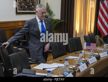 Neu Delhi, Indien, Indien. 5. Sep 2018. Verteidigungsminister James N. Mattis kommt für ein Treffen mit dem indischen Minister für Verteidigung Nirmala Sitharaman, im Verteidigungsministerium in Neu-Delhi, Indien, Sept. 6, 2018. (DOD Foto von U.S. Navy Petty Officer 1st Class Dominique A. Pineiro) US Joint Staff über globallookpress.com Credit: Us Joint Staff/russischen Look/ZUMA Draht/Alamy leben Nachrichten Stockfoto