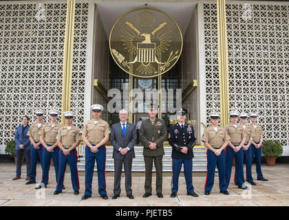 Neu Delhi, Indien, Indien. 6. Sep 2018. Verteidigungsminister James N. Mattis, Marine Corps Gen. Joe Dunford, Vorsitzender des Generalstabs, und Armee Sgt. Maj. John W. Troxell, Senior Berater der Vorsitzende des Generalstabs, ein Foto mit Marines das Marine Corps Embassy Security Group bei der US-Botschaft in Neu-Delhi, Indien, Sept. 6, 2018 zugeordnet. (DOD Foto von U.S. Navy Petty Officer 1st Class Dominique A. Pineiro) US Joint Staff über globallookpress.com Credit: Us Joint Staff/russischen Look/ZUMA Draht/Alamy leben Nachrichten Stockfoto