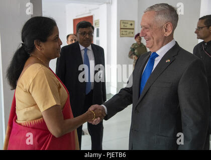 Neu Delhi, Indien, Indien. 5. Sep 2018. Verteidigungsminister James N. Mattis, trifft sich mit dem indischen Minister für Verteidigung Nirmala Sitharaman, im Verteidigungsministerium in Neu-Delhi, Indien, Sept. 6, 2018. (DOD Foto von U.S. Navy Petty Officer 1st Class Dominique A. Pineiro) US Joint Staff über globallookpress.com Credit: Us Joint Staff/russischen Look/ZUMA Draht/Alamy leben Nachrichten Stockfoto