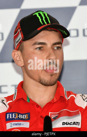 MISANO ADRIATICO (Rimini),, ITALIEN SEPTEMBER 06-2018 Jorge Lorenzo Spaniens und Ducati Team Geste während der Pressekonferenz vor Ereignis während der MotoGP von San Marino e della Riviera di Rimini an der World Circuit Marco Simoncelli in Misano Adriatico - Qualifying in Silverstone am 25. August 2018 in (Foto von Marco Iorio) Credit: Marco iorio/Alamy leben Nachrichten Stockfoto