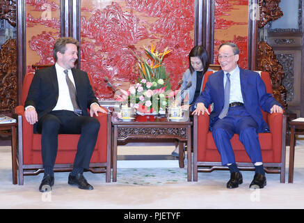 Peking, China. 6. Sep 2018. Chinesische Vizepräsident Wang Qishan (R) trifft sich mit der isländische Außenminister Gudlaugur Thor Thordarson in Peking, der Hauptstadt von China, Sept. 6, 2018. Credit: Yao Dawei/Xinhua/Alamy leben Nachrichten Stockfoto