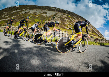 Whinlatter, Cumbria, Großbritannien. 6. September 2018. Team direkte Energie fangen einen lokalen Reiter während warming up für Stufe 5 der Tour von Großbritannien, Whinlatter Pass, Cumbria. Credit: Stephen Fleming/Alamy leben Nachrichten Stockfoto