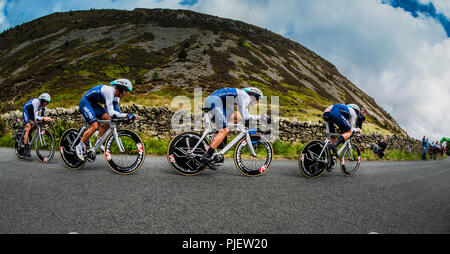 Whinlatter, Cumbria, Großbritannien. 6. September 2018. Team eins Pro Cycling bei Rennen, Geschwindigkeit, als sie die letzten Kilometer der Etappe Ansatz. Credit: Stephen Fleming/Alamy leben Nachrichten Stockfoto