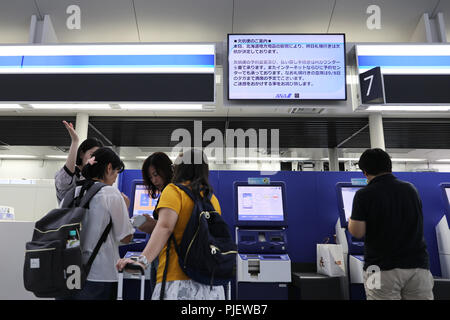 Nagoya, Japan. 6. Sep 2018. Flug Informationen, alle Flüge nach Sapporo abgesagt auf einem Bildschirm an einem Terminal Chubu Centrair Flughafen, Nagoya, Japan gesehen, Sept. 6, 2018. Neun Menschen wurden bestätigt, Toten und 300 Verletzten nach einem starken Erdbeben rockigen Japans nördlichste Präfektur Hokkaido früher Donnerstag, der lokalen Polizei und Rettung Beamte sagte. Credit: Du Xiaoyi/Xinhua/Alamy leben Nachrichten Stockfoto