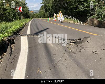 Hokkaido. 6. Sep 2018. Foto an Sept. 6, 2018 zeigt eine beschädigte Straße nach einem Erdbeben in der Stadt von Atsuma, Hokkaido Prefecture, Japan. Neun Menschen wurden bestätigt, Toten und 300 Verletzten nach einem starken Erdbeben rockigen Japans nördlichste Präfektur Hokkaido früher Donnerstag, der lokalen Polizei und Rettung Beamte sagte. Credit: Deng Min/Xinhua/Alamy leben Nachrichten Stockfoto