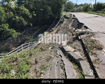 Hokkaido. 6. Sep 2018. Foto an Sept. 6, 2018 zeigt eine beschädigte Straße nach einem Erdbeben in der Stadt von Atsuma, Hokkaido Prefecture, Japan. Neun Menschen wurden bestätigt, Toten und 300 Verletzten nach einem starken Erdbeben rockigen Japans nördlichste Präfektur Hokkaido früher Donnerstag, der lokalen Polizei und Rettung Beamte sagte. Credit: Deng Min/Xinhua/Alamy leben Nachrichten Stockfoto