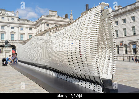 London, Großbritannien. 6. September 2018. Internationale Design Teams aus 40 Ländern präsentieren interaktives Design Installationen auf das Thema der emotionalen Zustände im Somerset House während der London Design Biennale 2018. Die Ausstellung läuft vom 4-23 September. Im Bild: Ungehorsam (Griechenland) eine 17 Meter lange Wand aus der Feder aus Stahl Skelett und recyceltem Kunststoff. Als Besucher Schritt innerhalb der Wand sich biegt und Morphs mit ihren Bewegungen. Credit: Mark Phillips/Alamy leben Nachrichten Stockfoto