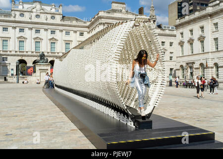 London, Großbritannien. 6. September 2018. Internationale Design Teams aus 40 Ländern präsentieren interaktives Design Installationen auf das Thema der emotionalen Zustände im Somerset House während der London Design Biennale 2018. Die Ausstellung läuft vom 4-23 September. Im Bild: Ungehorsam (Griechenland) eine 17 Meter lange Wand aus der Feder aus Stahl Skelett und recyceltem Kunststoff. Als Besucher Schritt innerhalb der Wand sich biegt und Morphs mit ihren Bewegungen. Credit: Mark Phillips/Alamy leben Nachrichten Stockfoto