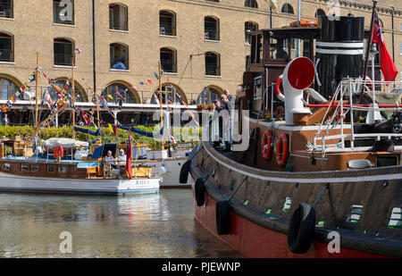 London, Großbritannien. 6. September 2018. Boote kommen für die Classic Boat Festival in Verbindung mit Total Themse, eine Feier mit über 40 schöne alte Boote und Yachten, die vom 7. bis 9. September. Credit: Vickie Flores/Alamy leben Nachrichten Stockfoto