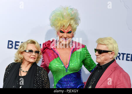 Berlin, Deutschland. 06 Sep, 2018. Heino (R), seine Frau Hannelore und Olivia Jones (C) kommen für die Bertelsmann Party 2018. Foto: Jens Kalaene/dpa-Zentralbild/dpa/Alamy leben Nachrichten Stockfoto