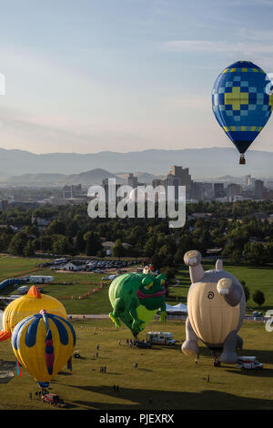 Reno, Nevada, USA. 6. Sep 2018. Donnerstag, 6. September 2018. Heißluftballons starten von Rancho San Rafael Regional Park in Reno, Nevada, vor dem offiziellen Start der Veranstaltung morgen. Jetzt in seinem 37. Jahr, der große Reno Balloon Race ist die grösste freie Heißluftballon-Event der Welt und läuft vom 7. bis 9. September 2018. Die Veranstaltung hat sich in der Größe von 20 Heißluftballons in 1982 auf über 100 farbigen Luftballons in den Himmel gewachsen. Credit: ZUMA Press, Inc./Alamy leben Nachrichten Stockfoto