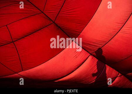 Reno, Nevada, USA. 6. Sep 2018. Donnerstag, 6. September 2018. Ein freiwilliger Spaziergänge durch heiße Adrian's Gehalten-Ballon aufgeblasen, wie es zu Beginn der Grossen Reno Balloon Race Media Day im Rancho San Rafael Regional Park in Reno, Nevada. Der freie Fall morgen offiziell beginnt, 7. September und läuft durch Sonntag, 9. September im Park. Jetzt in seinem 37. Jahr, der große Reno Balloon Race ist die grösste freie Heißluftballon-Event der Welt. Eine Gutschrift: ZUMA Press, Inc./Alamy leben Nachrichten Stockfoto