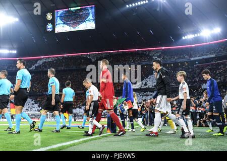 München, Deutschland. 06 Sep, 2018. Team läuft in das Stadion GES/fussball/UEFA-Nationen Liga, 2018/19, 1.Spieltag: Deutschland - Frankreich, 06.09.2018 Fußball/Nationen Liga: Deutschland vs Frankreich, München September 6, 2018 | Verwendung der weltweiten Kredit: dpa/Alamy leben Nachrichten Stockfoto