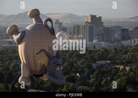 Reno, Nevada, USA. 6. Sep 2018. Donnerstag, 6. September 2018. Pea-Mutter, ein heissluftballon von Tony Saxton von Pennsylvania vorgesteuert, startet von Rancho San Rafael Regional Park in Reno, Nevada, für Medien Tag, vor dem offiziellen Start der Veranstaltung morgen. Jetzt in seinem 37. Jahr, der große Reno Balloon Race ist die grösste freie Heißluftballon-Event der Welt und läuft vom 7. bis 9. September 2018. Die Veranstaltung hat sich in der Größe von 20 Heißluftballons in 1982 auf über 100 farbigen Luftballons in den Himmel gewachsen. (Bild: © Tracy B Credit: ZUMA Press, Inc./Alamy leben Nachrichten Stockfoto