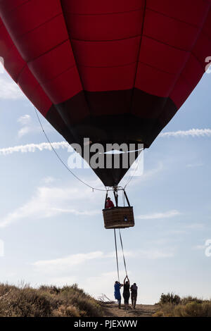 Reno, Nevada, USA. 6. Sep 2018. Donnerstag, 6. September 2018. Adrian, von Zürich, und seine Crew von Freiwilligen, Durchquerung Rancho San Rafael Regional Park zu einer Lichtung, wo Sie sicher seinen Ballon nach dem Großen Reno Balloon Race Media Day können demontieren. Die große Reno Balloon Race, im Rancho San Rafael Regional Park in Reno, Nevada, statt und ist die größte freie Heißluftballon-Event der Welt. Es läuft vom 7. bis 9. September. Jetzt in seiner 37 Jahre hat sich die Veranstaltung in der Größe von 20 Heißluftballons in 1982 auf über 100 farbigen Luftballons in den Himmel, einschließlich Kreditkarten angebaut: Stockfoto